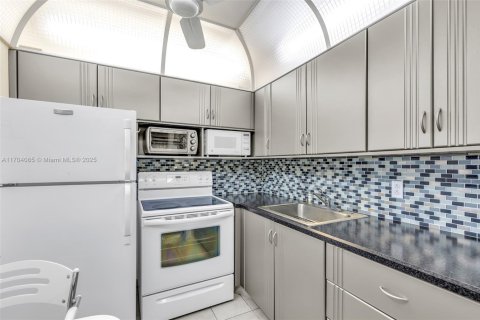 Condo in Deerfield Beach, Florida, 1 bedroom  № 1702109 - photo 16