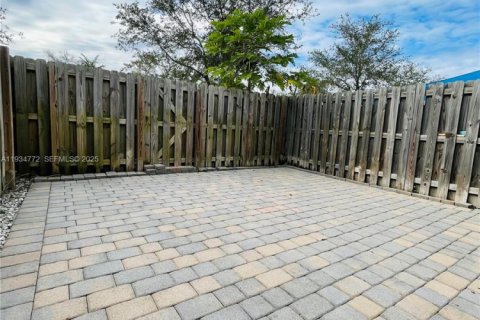 Townhouse in Miami, Florida 3 bedrooms, 139.91 sq.m. № 1992944 - photo 25