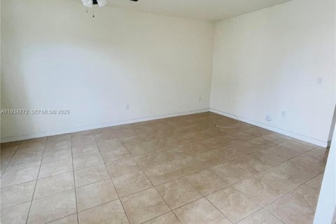 Townhouse in Miami, Florida 3 bedrooms, 139.91 sq.m. № 1992944 - photo 2