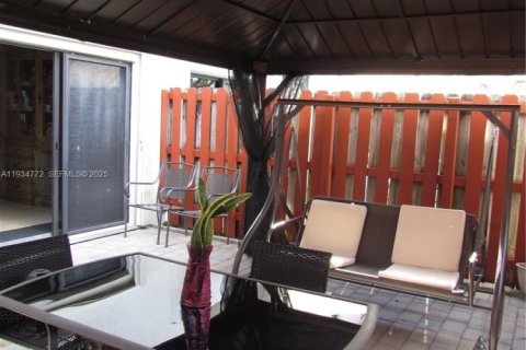 Townhouse in Miami, Florida 3 bedrooms, 139.91 sq.m. № 1992944 - photo 28