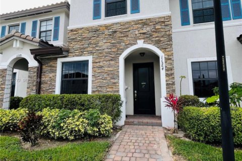 Townhouse in Miami, Florida 3 bedrooms, 139.91 sq.m. № 1992944 - photo 1