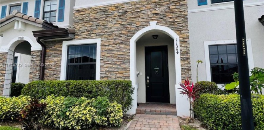 Townhouse in Miami, Florida 3 bedrooms, 139.91 sq.m. № 1992944