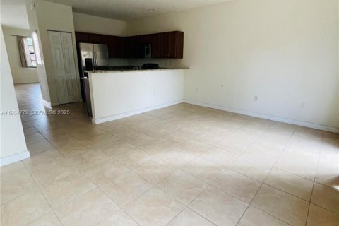 Townhouse in Miami, Florida 3 bedrooms, 139.91 sq.m. № 1992944 - photo 4