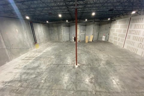 Commercial property in Hialeah Gardens, Florida № 1944341 - photo 4