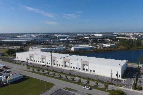 Commercial property in Hialeah Gardens, Florida № 1944341 - photo 1