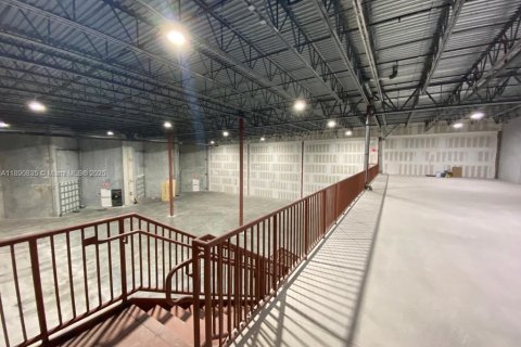 Commercial property in Hialeah Gardens, Florida № 1944341 - photo 6