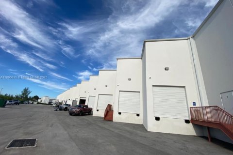 Commercial property in Hialeah Gardens, Florida № 1944341 - photo 8