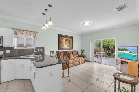 House in Miami Lakes, Florida 3 bedrooms, 141.49 sq.m. № 1921718 - photo 6