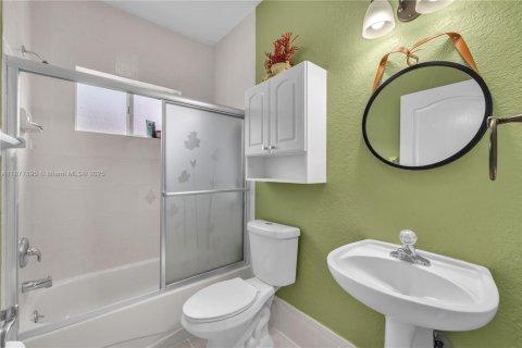 House in Miami Lakes, Florida 3 bedrooms, 141.49 sq.m. № 1921718 - photo 18