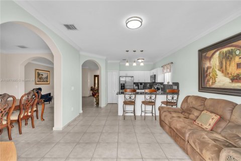 House in Miami Lakes, Florida 3 bedrooms, 141.49 sq.m. № 1921718 - photo 11