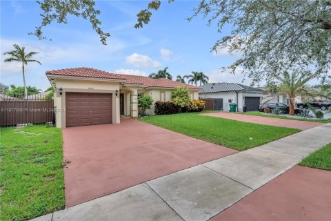 House in Miami Lakes, Florida 3 bedrooms, 141.49 sq.m. № 1921718 - photo 2