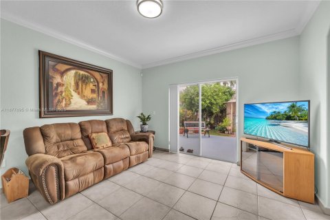 House in Miami Lakes, Florida 3 bedrooms, 141.49 sq.m. № 1921718 - photo 12