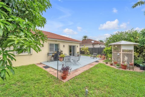 House in Miami Lakes, Florida 3 bedrooms, 141.49 sq.m. № 1921718 - photo 20