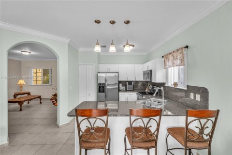 House in Miami Lakes, Florida 3 bedrooms, 141.49 sq.m. № 1921718 - photo 9