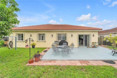 House in Miami Lakes, Florida 3 bedrooms, 141.49 sq.m. № 1921718 - photo 22