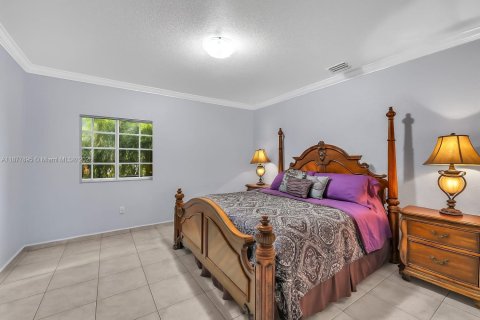 House in Miami Lakes, Florida 3 bedrooms, 141.49 sq.m. № 1921718 - photo 15