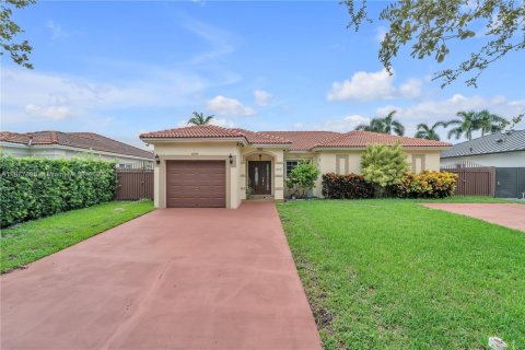 House in Miami Lakes, Florida 3 bedrooms, 141.49 sq.m. № 1921718 - photo 1