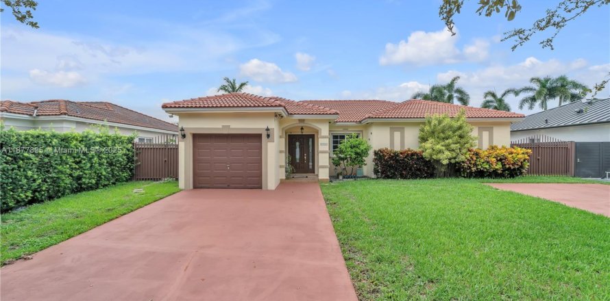 House in Miami Lakes, Florida 3 bedrooms, 141.49 sq.m. № 1921718