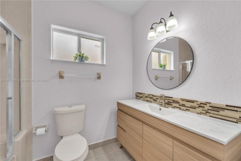 House in Miami Lakes, Florida 3 bedrooms, 141.49 sq.m. № 1921718 - photo 17