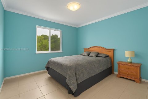 House in Miami Lakes, Florida 3 bedrooms, 141.49 sq.m. № 1921718 - photo 14