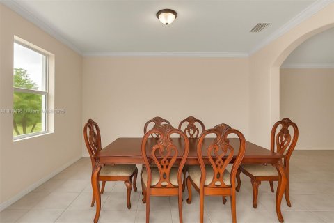 House in Miami Lakes, Florida 3 bedrooms, 141.49 sq.m. № 1921718 - photo 10