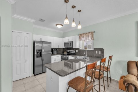 House in Miami Lakes, Florida 3 bedrooms, 141.49 sq.m. № 1921718 - photo 7