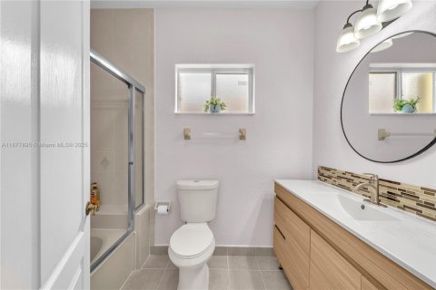 House in Miami Lakes, Florida 3 bedrooms, 141.49 sq.m. № 1921718 - photo 16