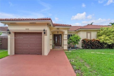 House in Miami Lakes, Florida 3 bedrooms, 141.49 sq.m. № 1921718 - photo 24