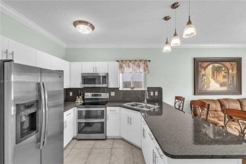 House in Miami Lakes, Florida 3 bedrooms, 141.49 sq.m. № 1921718 - photo 8