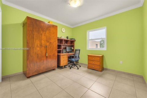 House in Miami Lakes, Florida 3 bedrooms, 141.49 sq.m. № 1921718 - photo 13