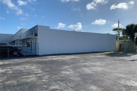 Propiedad comercial en venta en Hollywood, Florida № 1788346 - foto 2