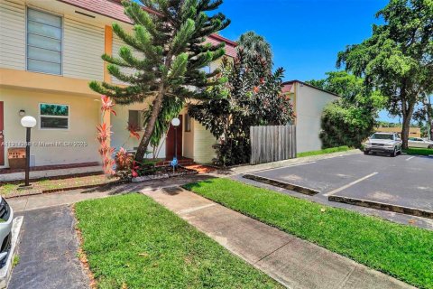Touwnhouse à vendre à Hollywood, Floride: 4 chambres, 157.93 m2 № 1974992 - photo 2
