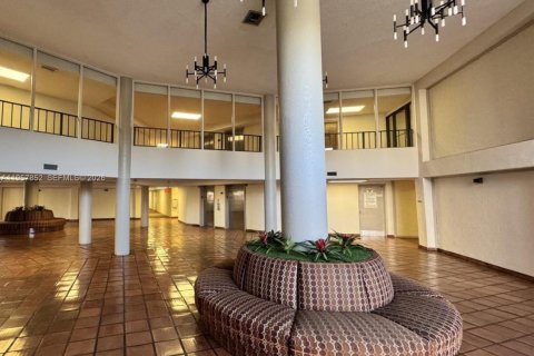 Condo in Miami, Florida, 2 bedrooms  № 2011688 - photo 2