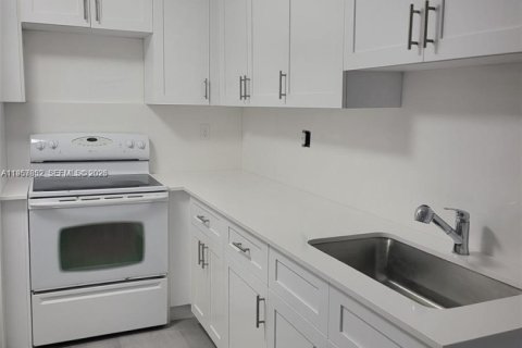 Condo in Miami, Florida, 2 bedrooms  № 2011688 - photo 4