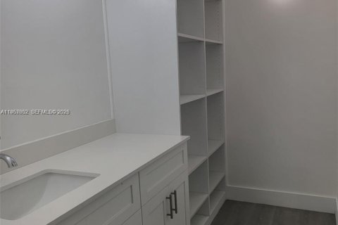 Condo in Miami, Florida, 2 bedrooms  № 2011688 - photo 5