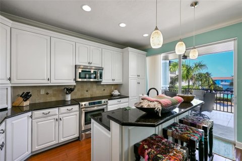 House in Bradenton Beach, Florida 4 bedrooms, 248.79 sq.m. № 2121651 - photo 10