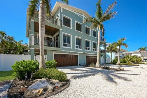 House in Bradenton Beach, Florida 4 bedrooms, 248.79 sq.m. № 2121651