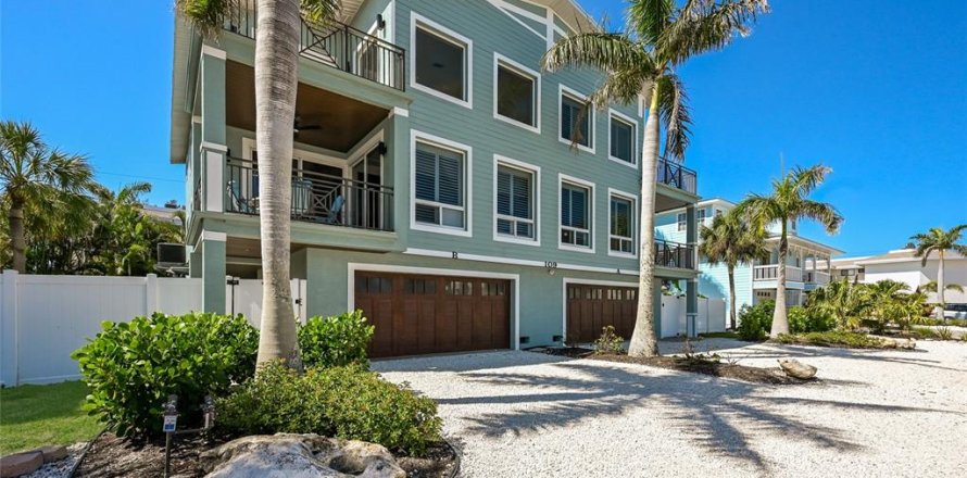 House in Bradenton Beach, Florida 4 bedrooms, 248.79 sq.m. № 2121651