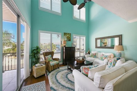 House in Bradenton Beach, Florida 4 bedrooms, 248.79 sq.m. № 2121651 - photo 3