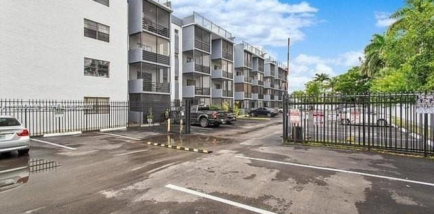 Condominio en North Miami, Florida, 1 dormitorio  № 2088674