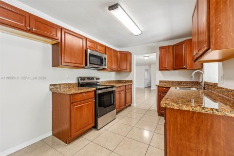 House in Boca Raton, Florida 4 bedrooms, 190.36 sq.m. № 2006756 - photo 9