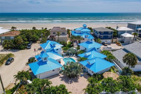 Commercial property in New Smyrna Beach, Florida 8 bedrooms, 373.84 sq.m. № 1363668 - photo 1