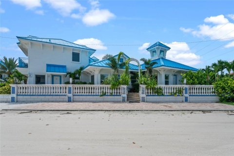 Commercial property in New Smyrna Beach, Florida 8 bedrooms, 373.84 sq.m. № 1363668 - photo 2