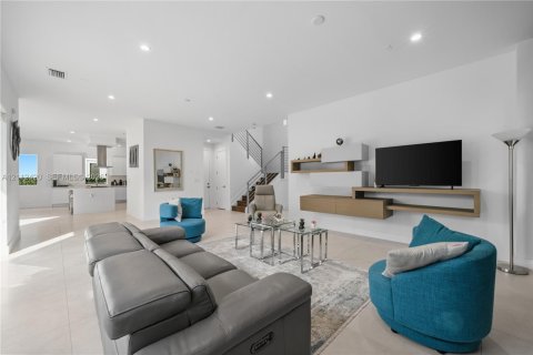 Villa ou maison à vendre à Doral, Floride: 4 chambres, 336.68 m2 № 2432558 - photo 9