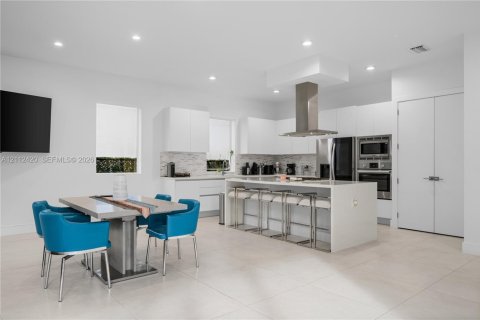 Villa ou maison à vendre à Doral, Floride: 4 chambres, 336.68 m2 № 2432558 - photo 14