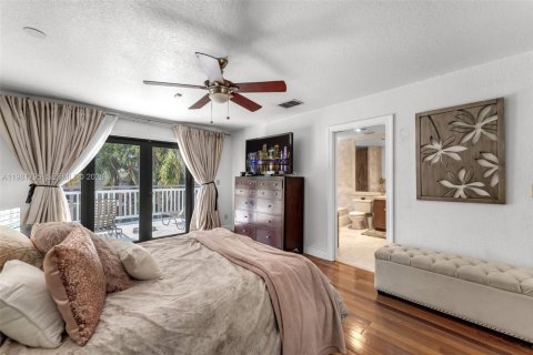 House in Miami, Florida 4 bedrooms, 240.8 sq.m. № 2043292 - photo 20