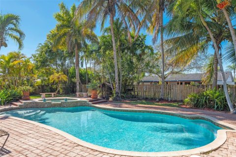 House in Miami, Florida 4 bedrooms, 240.8 sq.m. № 2043292 - photo 28