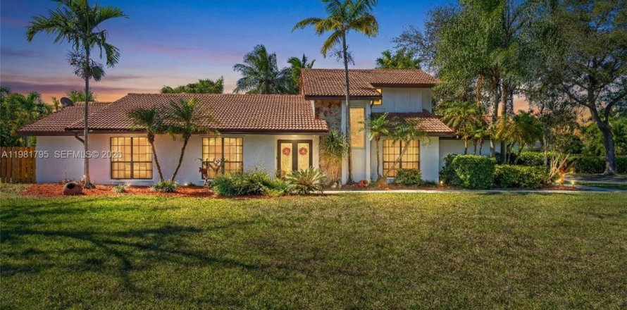 House in Miami, Florida 4 bedrooms, 240.8 sq.m. № 2043292