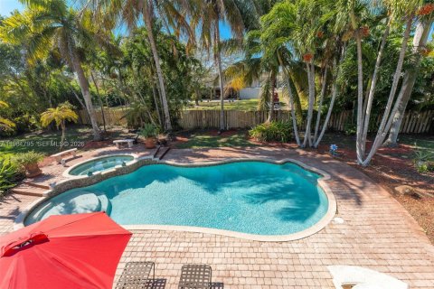 House in Miami, Florida 4 bedrooms, 240.8 sq.m. № 2043292 - photo 25