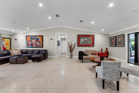 House in Miami, Florida 4 bedrooms, 240.8 sq.m. № 2043292 - photo 8